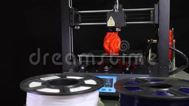 3D打印机打印一个红色花瓶，黑色<strong>背景</strong>